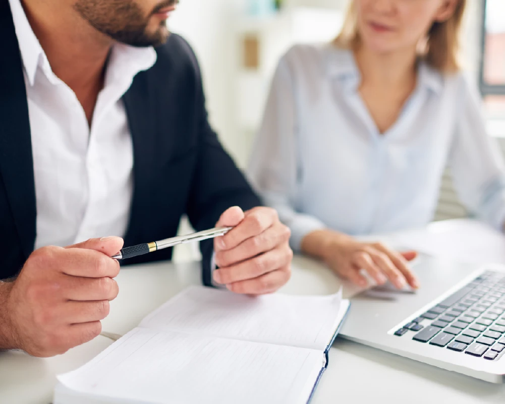 Consultores de BMPR trabajando con una computadora y gestionando trámites para pensión IMSS.